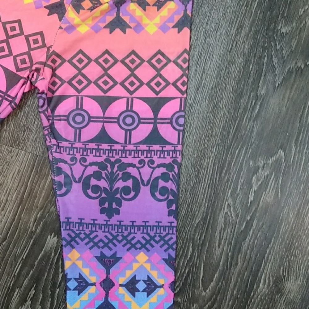 Multi-Color Printed Leggings 💙♥️❤️💚💛💜 - Picture 5 of 5